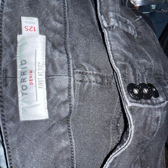 Torrid Black Skinny Jeans Zipper Details - Picture 5 of 6